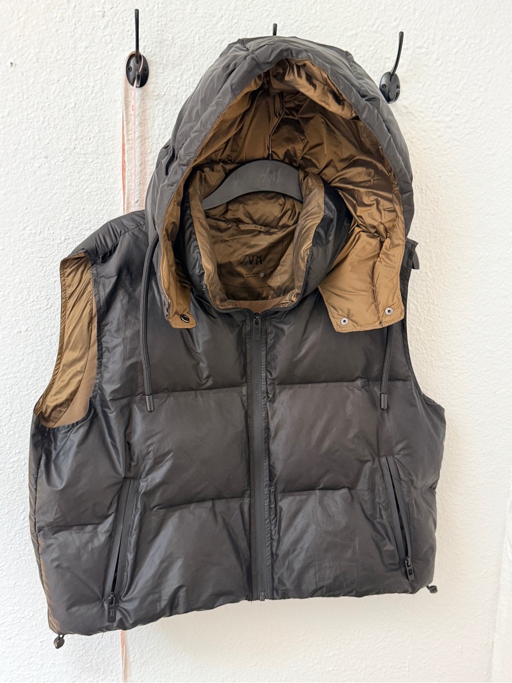 Zara cropped Hooded Puffer Vest - Black/Brown interior
